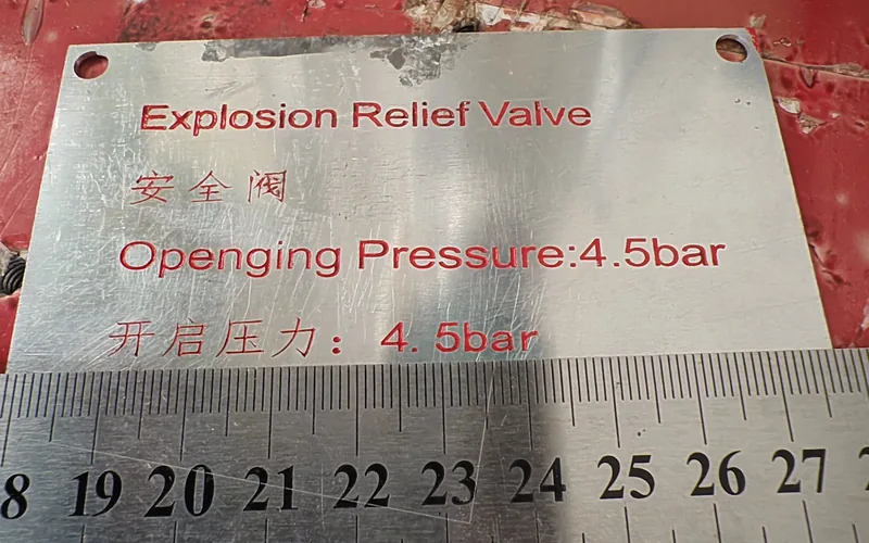 合肥激光打标代工实拍 · 不锈钢阀门标牌激光打标，Explosion Relief Valve 安全阀，牌面英文名 + 中文名 + 开启压力 4.5bar 中英文双行蚀刻排版，红色字口清晰不晕边，边角带安装孔